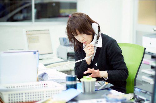 電話中 女性